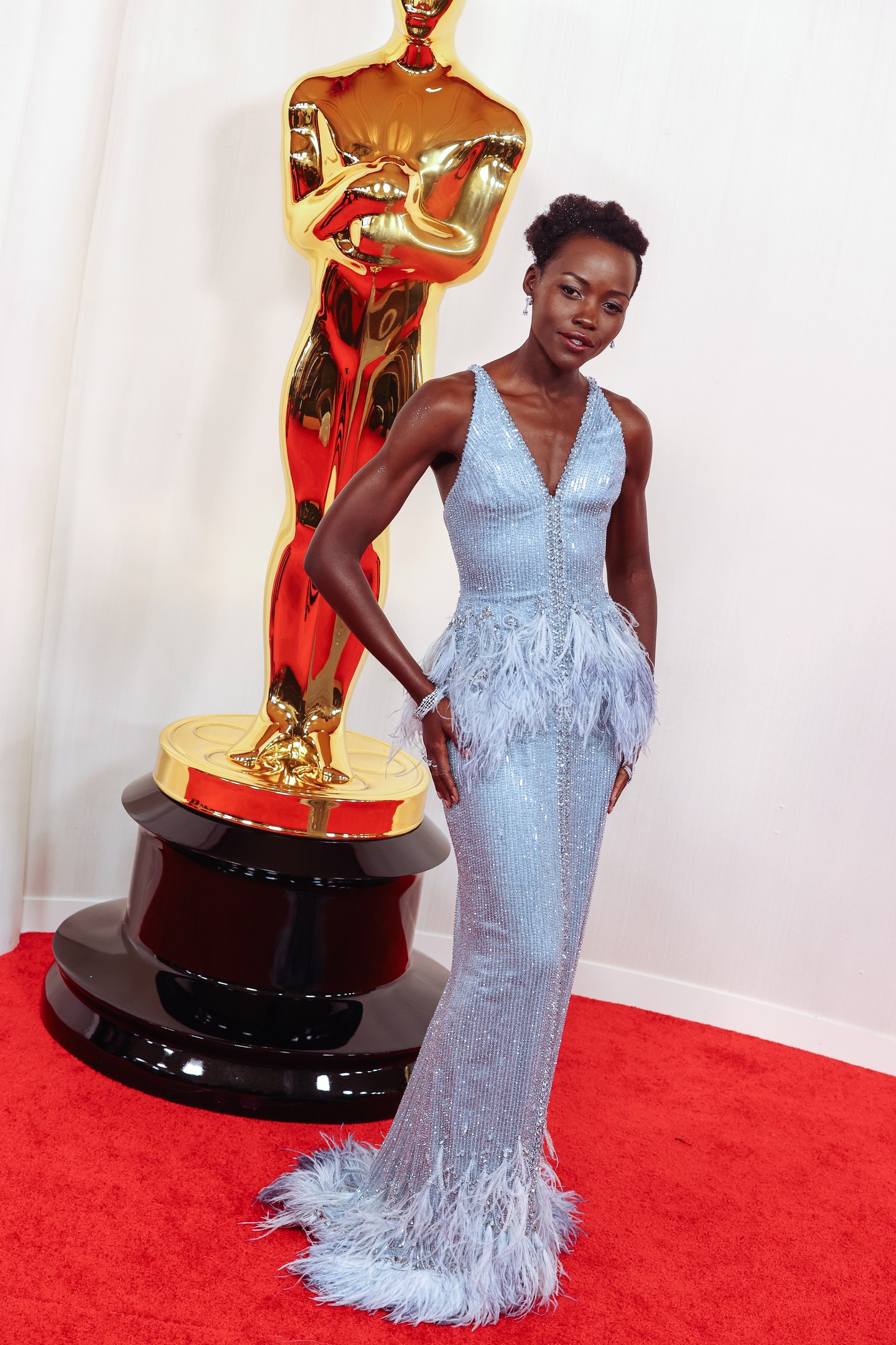 Ahol Lupita Nyong'o jelen van, ott egészen biztosan garantált a vizuális tüzijáték. A 2024-es Oscar-gálán ezt egy Armani Privé csodában érte el