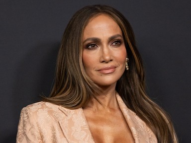 Jennifer Lopez melltartóban lépett ki az utcára, mégis sugárzik a szettjéből a sikk és az elegancia