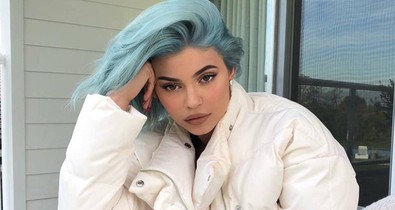 Kylie Jenner akkora eljegyzési gyűrűt villantott, hogy csak lesünk