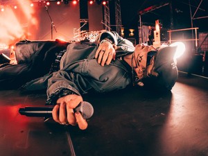 Jegyezd meg ezt a nevet, mert az ő dalait fogod legközelebb dúdolni, és egy rejtélyt is megfejthetsz