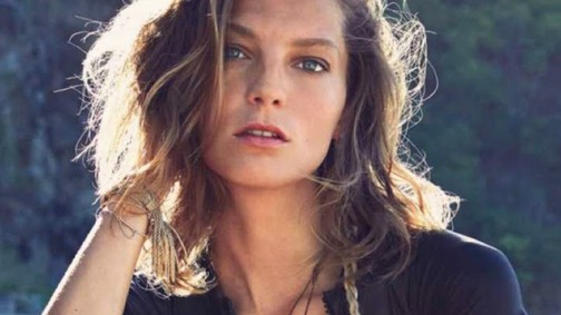 A lengyel szépség vetkőzéssel ünnepli visszatérését