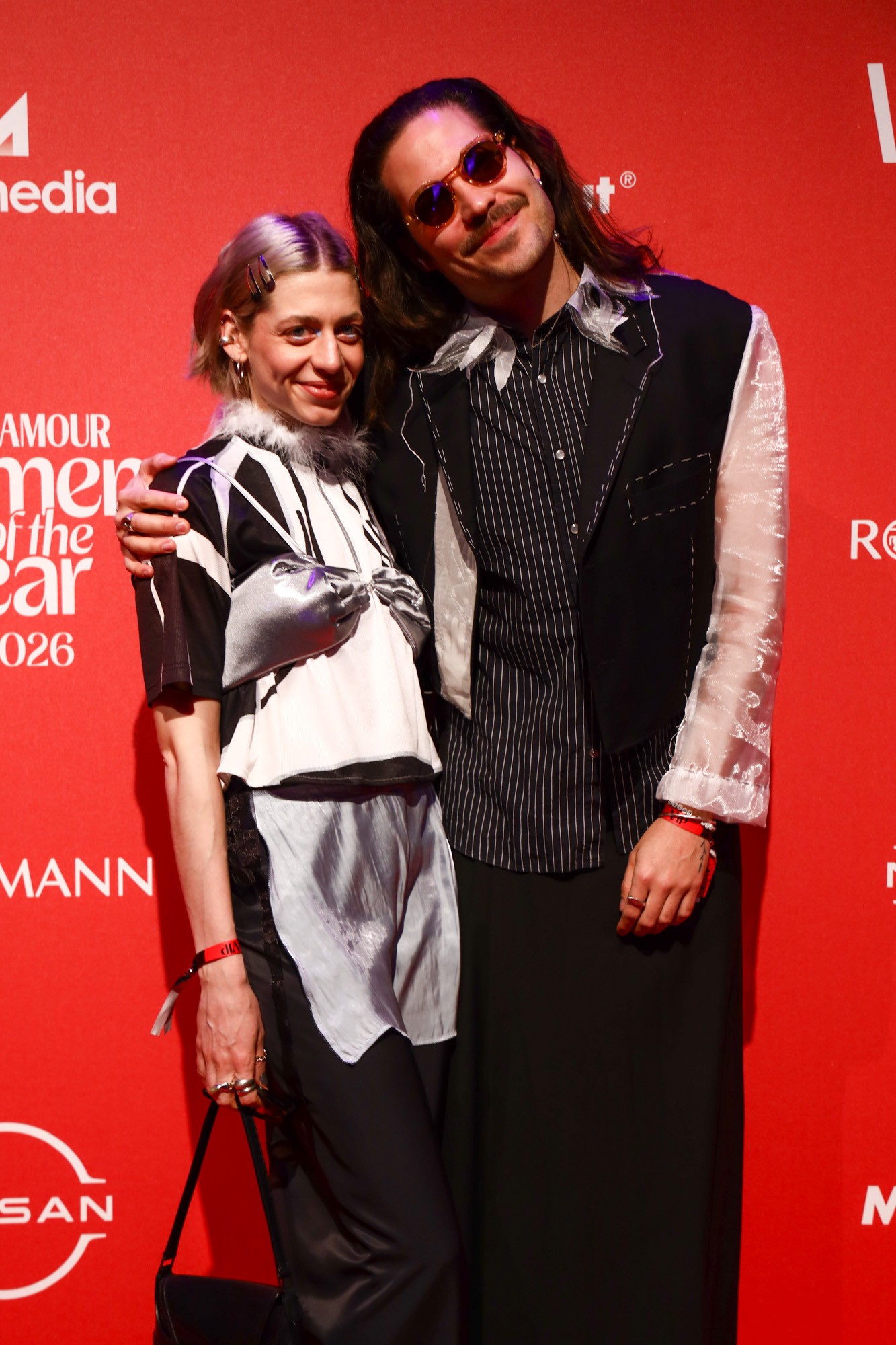 Czanka Mercédesz és Szalay Bence outfitjei tökéletesen kiegészítették egymást: mindketten a Dezső Clothes extravagáns, fekete-fehér szettjét viselték a gálán. 