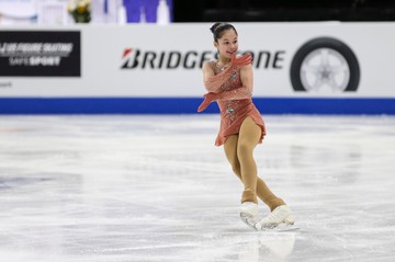 Alysa Liu itt épp a felnőtt női rövid programban versenyez a 2019-es amerikai műkorcsolya-bajnokságban. 13 évesen minden idők legfiatalabb női felnőtt bajnoka lett az Egyesült Államokban.