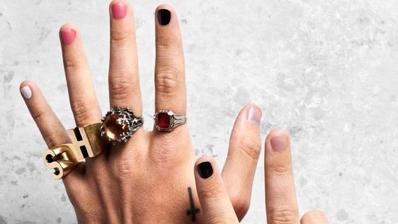 Menő a férfi manikűr? Harry Styles szerint biztosan