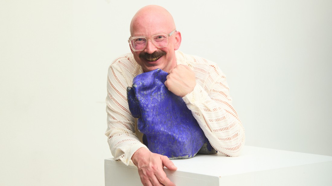 Simon Holpert szülei magyarok ugyan, de ő Párizsban nőtt fel, anyanyelvként a franciát sajátította el, a magyart csak később, már felnőttfejjel tanulta meg