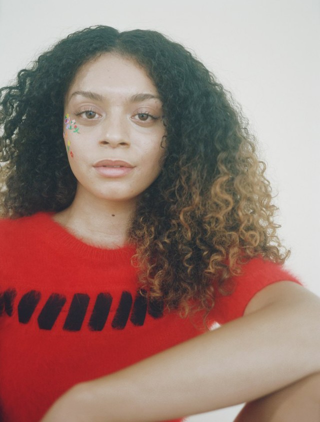 Ez a két művész nem eltünteti, hanem kiemeli a pattanásokat