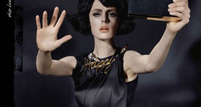 Edie Campbell hat különböző szerepben a Lanvin őszi kampányában