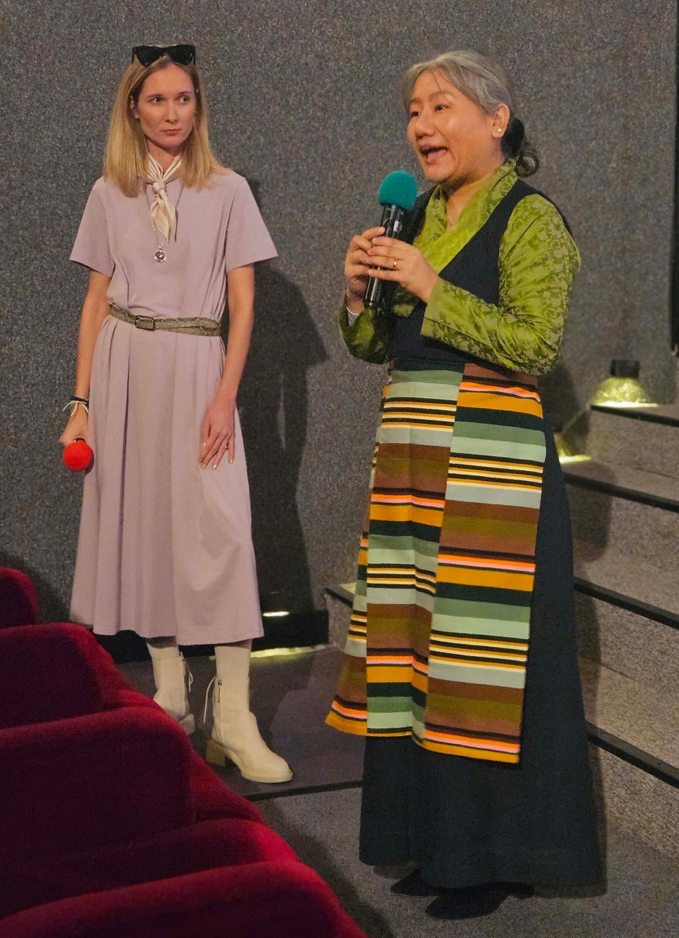 Thinlay Chukki és Sümeghy Claudia a Dalai Láma – A boldogság tanítása sajtóvetítésén a budapesti Művész Moziban