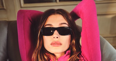 Hailey Bieber új szemüveg-kollekciója annyira sikkes lett, hogy minden darabja kincs