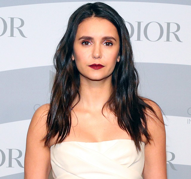 Nina Dobrev igazi balerina volt a vörös szőnyegen, csodálkoztunk, hogy nem perdült táncra