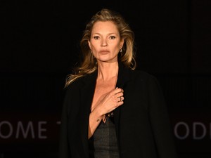 Az 50 éves Kate Moss pucérruhájától azonnal zavarba jössz