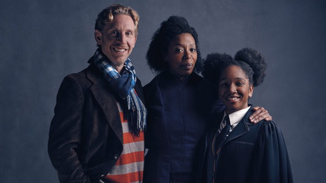 Paul Thornley Ron Weasley szerepében, Noma Dumezweni, aki Hermione Grangert alakítja, és lányuk, Rose Granger-Weasley, akit Cherrelle Skeete játszik