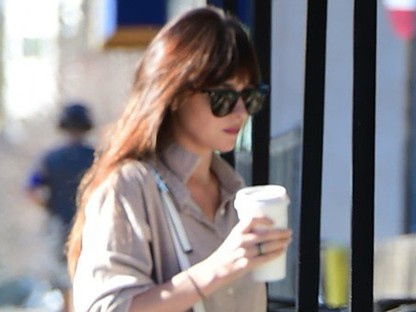 Dakota Johnson bemutatja a nadrágot, amit tavasszal mindenki viselni fog