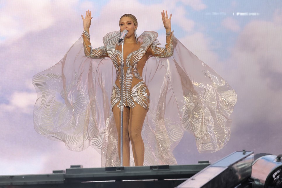 Beyoncé rendszeresen tisztelgett az előadás helyszíne előtt azzal, hogy az adott ország tervezőjének ruháját viselte: Amszterdamban Iris van Herpen lélegzetelállító darabjában is színpadra lépett