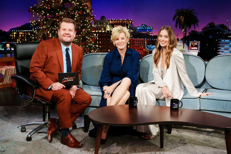 Margot Robbie egy selyem Galvan öltönyben