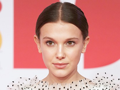 Millie Bobby Brown a világ legcukibb ruhájában érkezett a Brit Awardsra