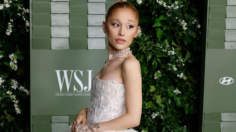 Ariana Grande menyasszonyként tündökölt a vörös szőnyegen