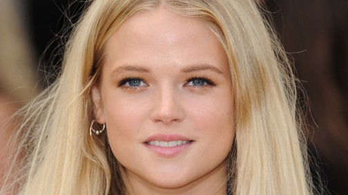 Gabriella Wilde arisztokrata szőkeség