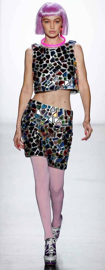 Gigi Hadid mozaik ruhában