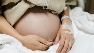 Nemcsak a szülésélményt keseríti meg, a kismamákra és a babákra nézve is életveszélyes a HELLP-szindróma