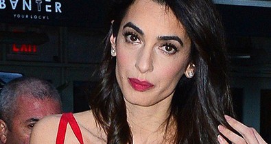 Ez Amal Clooney legbotrányosabb szettje: szexi fűzőben ment az utcára!