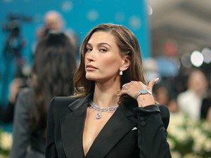 Hailey Bieber az idei nyár legmenőbb szettjében jelent meg: 2 megosztó trendet kombinált, a végeredmény mégis zseniális