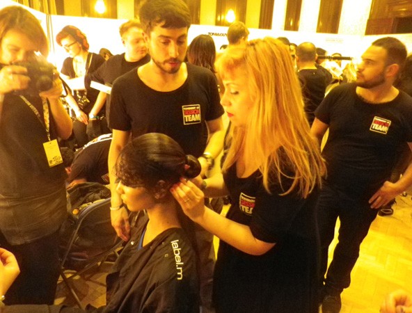 A Toni&Guy csapatát a többszörös nemzetközi díjnyertes és bájos sztárfodrász, Efi Davies vezényelte.