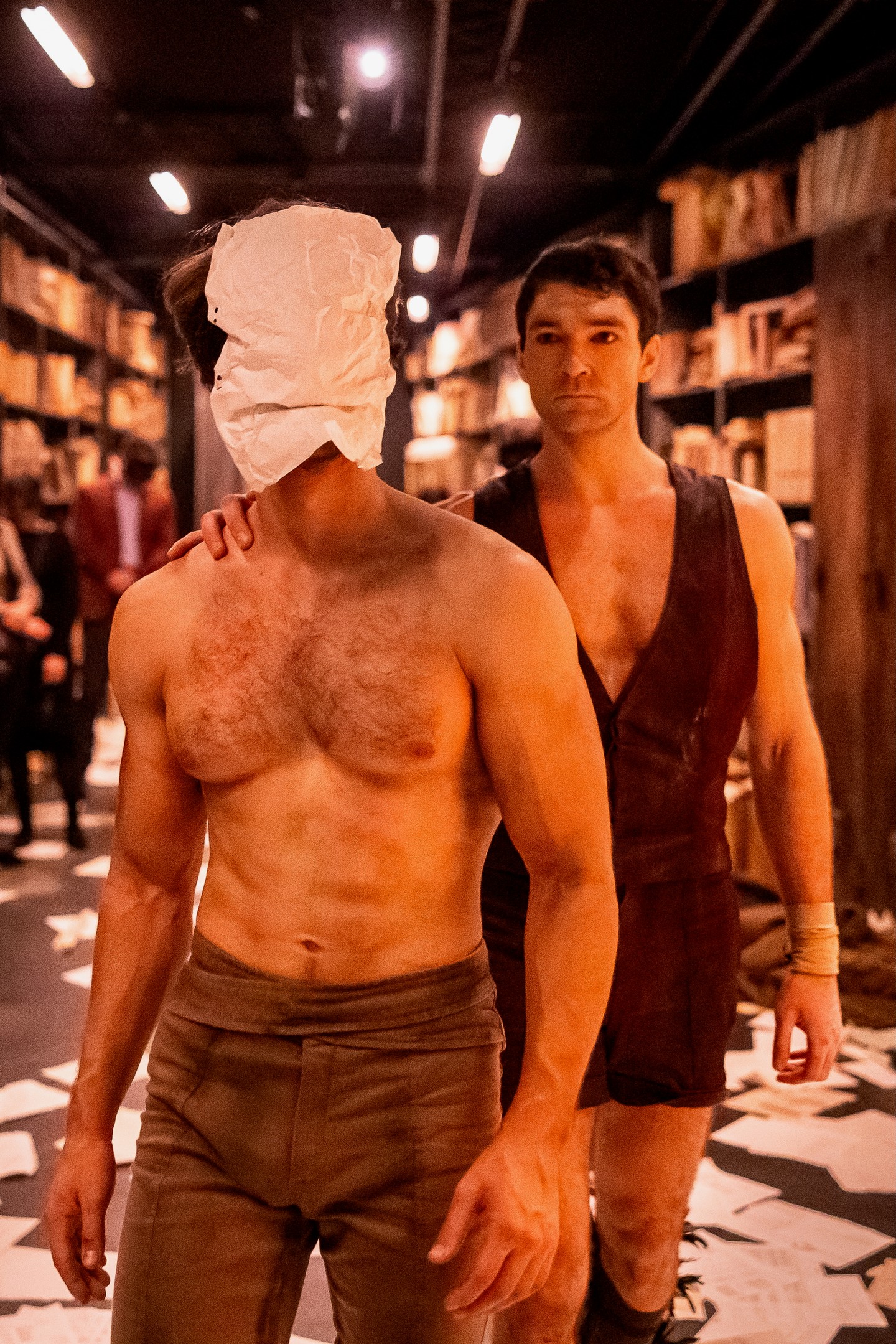 A Millenáris brutalista tereiben a Recirquel életre kelti Dido és Aeneas mitikus szerelmét – cirkusz, tánc és rituálé határán