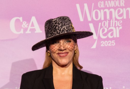 Igen, ez a nő itt tényleg Tóth Vera: az énekesnő káprázatos ruhában érkezett a GLAMOUR Women of the Year pink szőnyegére