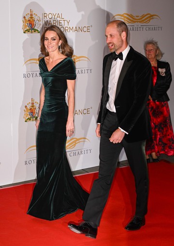 Katalin hercegné egyik legmerészebb szettje 2025-ben ez a smaragdzöld bársonyruha volt, amit a Royal Variety Performance eseményén viselt. A német Talbot Runhof márka kreációja nemcsak szorosan körbeölelte a testét, de a dekoltázsa is jóval mélyebb volt annál, mint amit Katalin esetében megszokhattunk. 