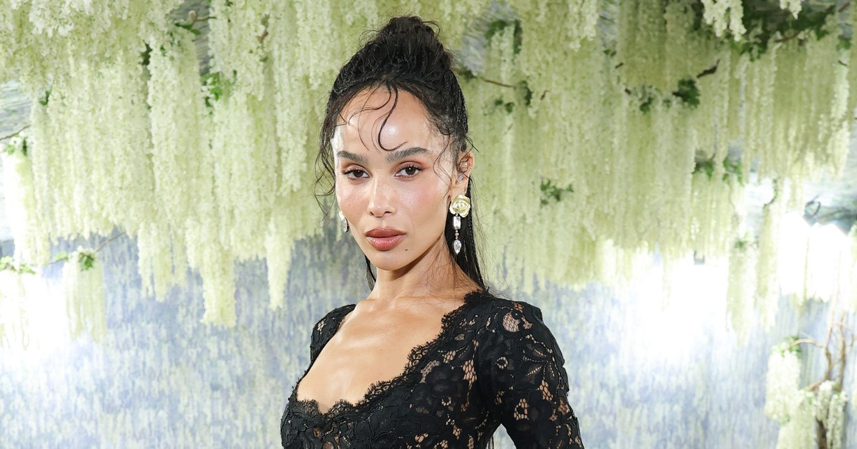 Zoë Kravitz testét csak áttetsző csipke borítja, káprázatos meztelenruhában...
