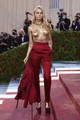 Cara Delevingne bearanyozta a 2022-es Met-gálát. A Dior Haute Couture öltöny szinte csak részlet maradt az arany testfestés mellett