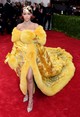Rihanna (2015): A kínai tervező, Guo Pei által megálmodott sárga köpenyes ruhaköltemény szinte azonnal legendává vált, ahogy Rihanna végigsétált benne a lépcsőkön. Az aranyhímzéses ruha meseszerű hatást keltett, és azóta is a MET-gála egyik legemlékezetesebb belépőjének tartják számon. Ugyanakkor a rókafarkas szegélyek miatt állatvédők is megszólaltak – sokan kifogásolták, hogy egy ilyen hatásos megjelenés népszerűsítheti a szőrmét, ami etikai kérdéseket vet fel.