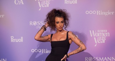 Elszabadult a pokol Tóth Andi fotója alatt, súlyos dolgokat vágnak az énekesnő fejéhez