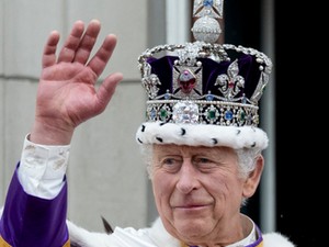 Brutálisan nehéz koronát visel Károly király, itt a pontos súly