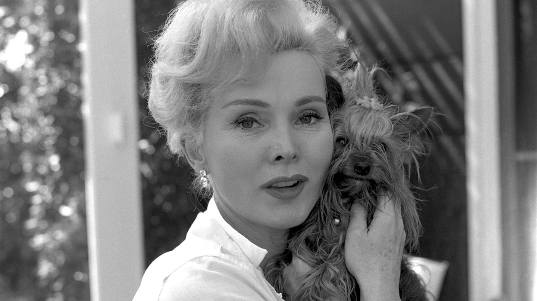 Gábor Zsazsa 1956-ban kiskutyájával, Beverly Hills-i háza udvarán