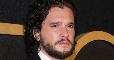 Brutál menő és szexi volt Kit Harington az Emmy-gála után
