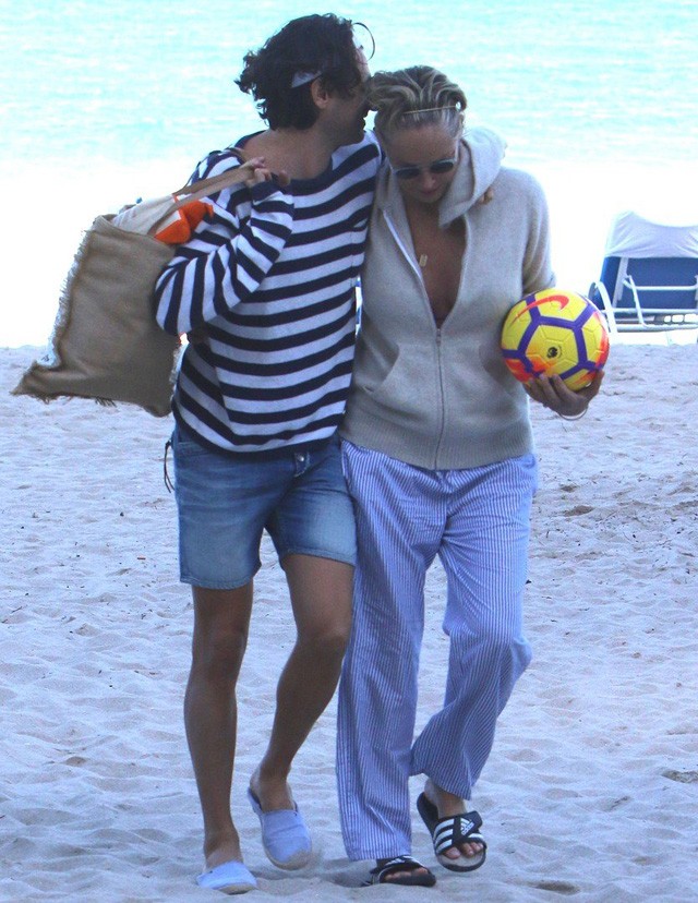 Sharon Stone és ifjú barátja