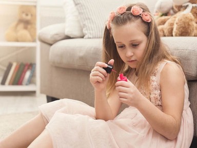 Azta! Agyagból készített magának elképesztő manikűrt a 10 éves kislány, mert nem engedték, hogy műkörme legyen