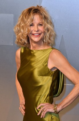 Meg Ryan neve szinte összeforrt a hanyagul elegáns, tépett, rétegzett frizurákkal, és ez a fazon 50 felett is zseniálisan működik. Az arcot keretező, lágy rétegek lágyítják a vonásokat, és elképesztő tartást adnak még a legvékonyabb szálú hajnak is. Tipp: A dús hatás érdekében vigyél fel volumennövelő hajhabot a hajtövekre, majd diffúzor segítségével szárítsd meg a hajad, miközben finoman átnyomkodod a tincseket.