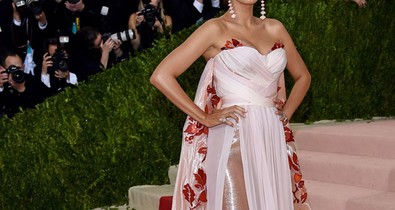 A terhes Blake Lively tündöklő rózsaszínben a Met gálán