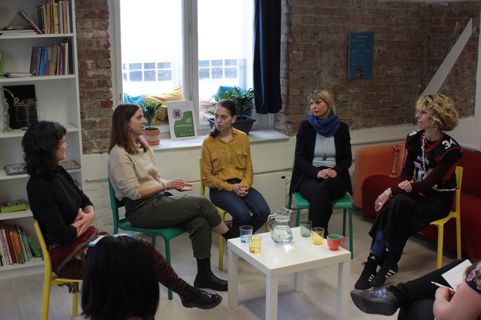 A szegregátumokban élő nők támogatása érdekében hozta létre a Bagázs Egyesület a női erőcsoportokat, ahol a résztvevők biztonságos, támogató környezetben oszthatják meg egymással problémáikat, tapasztalataikat és valódi segítséget kaphatnak