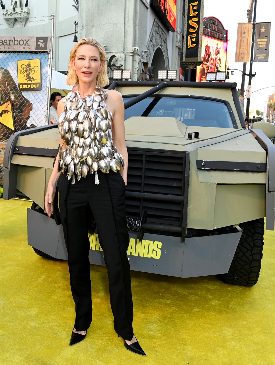 Kanalat valaki? Kate Blanchett 102 darabot hozott magával