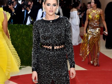 Kristen Stewart szőke tincsekkel a Met gálán