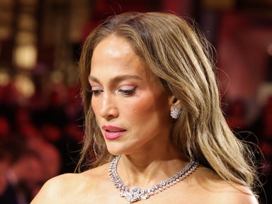 Jennifer Lopez csipkeruhája nem sokat takart, zavarbaejtő szettben lépett ki az utcára az énekesnő