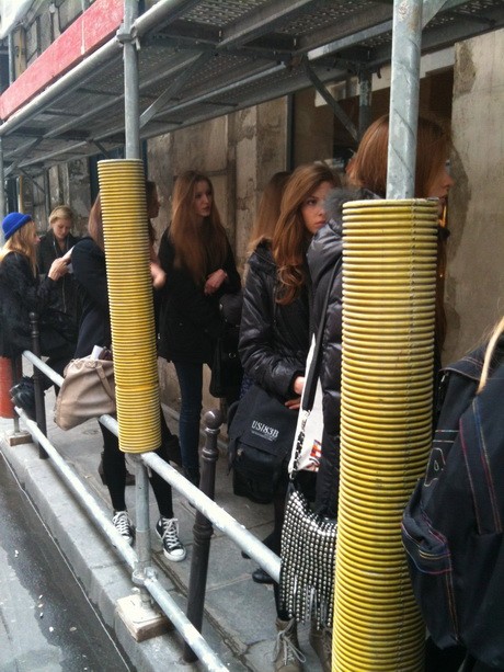 Nem minden a csillogásról szól...néha az utcán állnak a sorok a castingokra