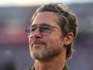 Brad Pitt mintha visszafelé fiatalodna, elképesztően vagány szettben kapták lencsevégre a 62 éves színészt