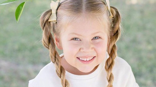 Ez az 5 éves kislány biztosan jobb frizurát készít, mint te