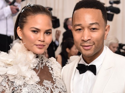 Chrissy Teigen nem lehetett ott a Met gálán, mert mindjárt szül, de az este legviccesebb poénját lőtte el