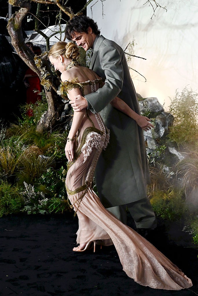 Végül egymást szorosan átkarolva hagyták el a vörös szőnyeget...